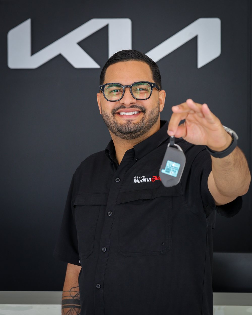 Luis Santiago entregando las llaves de un Kia nuevo